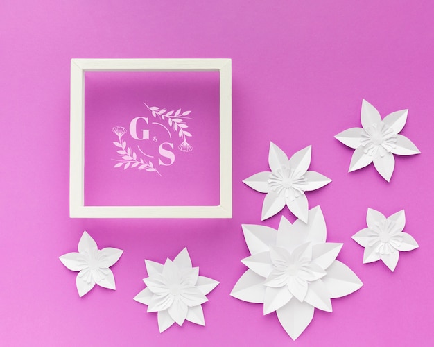 PSD moldura de casamento com flores de papel em fundo roxo