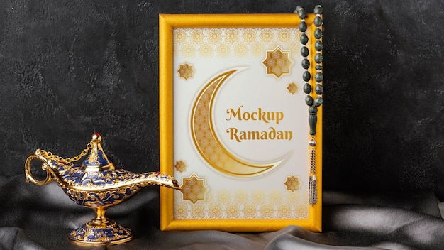 Moldura dourada e lâmpada Ramadan Kareem