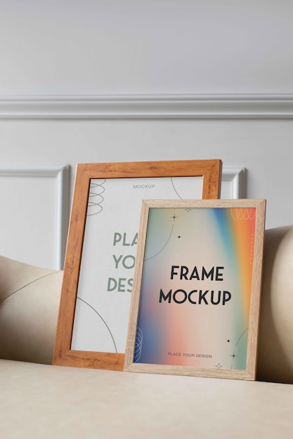Moldura na maquete de sofá dentro de casa