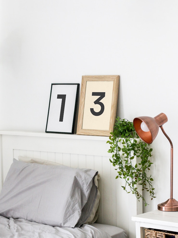 PSD molduras em badroom mockup
