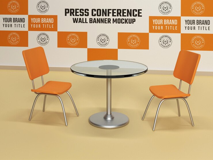 Montaje de rueda de prensa con silla y mesa