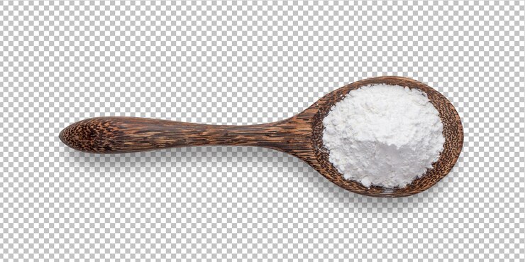 PSD montón de harina en cuchara de madera aislada en capa alfa