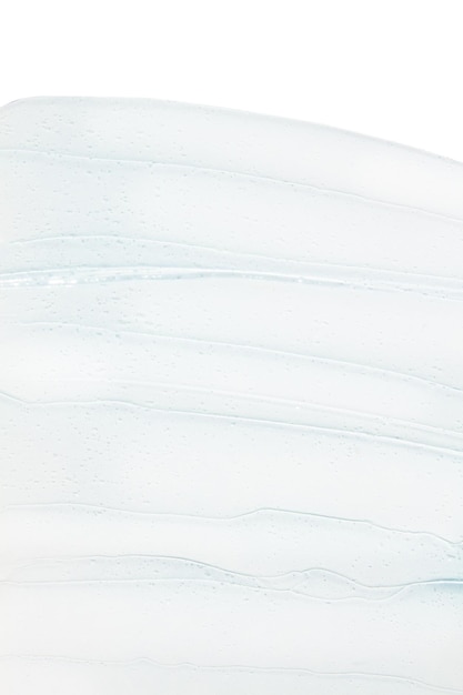 Un montón de suero de gel azul claro sobre un fondo transparente vacío