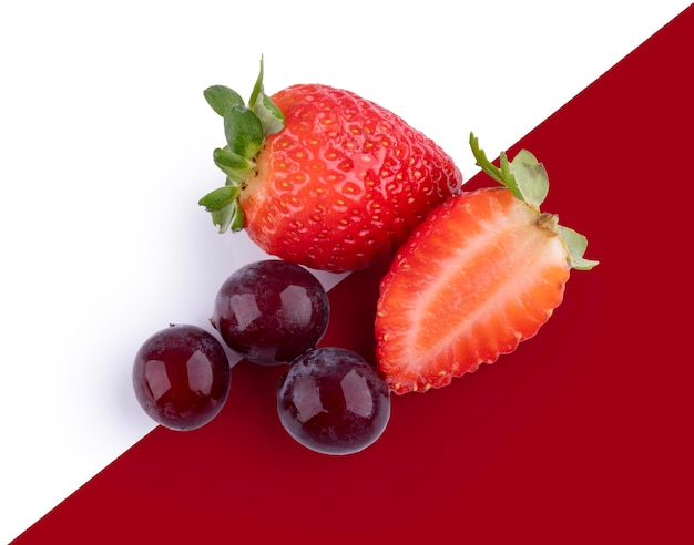 morangos em fatias de frutas e uvas isoladas vista de cima