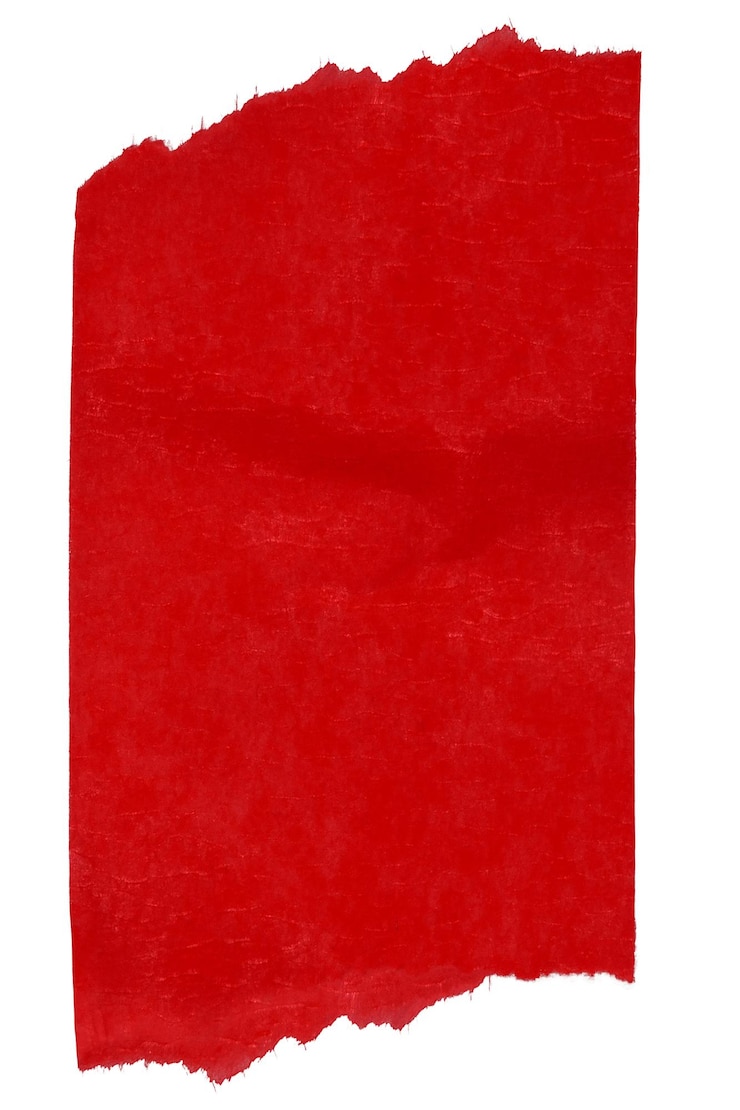 PSD un morceau de ruban rouge sur un fond blanc