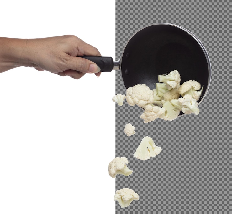 PSD la mosca de la coliflor cae en la sartén verduras frescas verdes la coliflora cortada en rodajas vegetales frescos orgánicos la coliflotura de primer plano textura fondo blanco aislado congelación movimiento obturador de alta velocidad