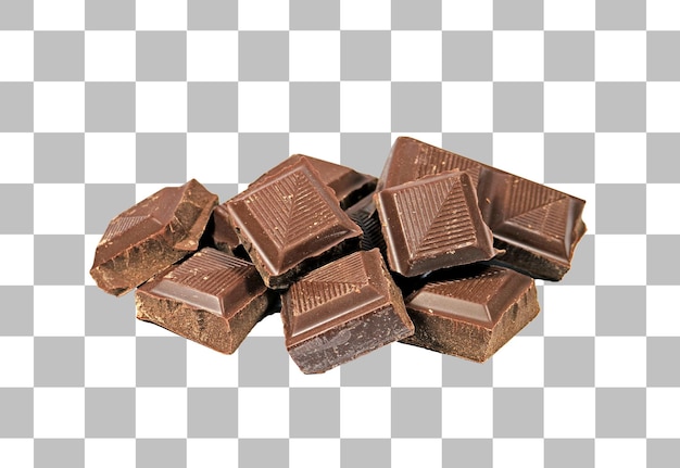 Mucchio di pezzetti di cioccolato fondente isolati su sfondo trasparente