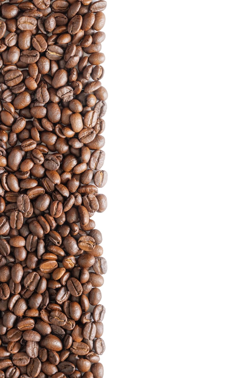PSD muchos granos de café tostados sobre un fondo blanco los granos de café bordean el área para el espacio de copia