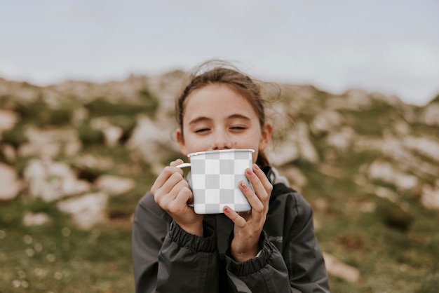 Mug-Mockup für Kinder im Freien, Camping, durchsichtiges Design