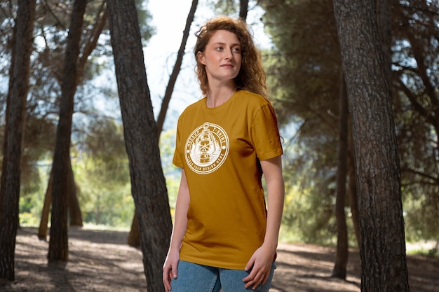 PSD mujer al aire libre con maqueta de camiseta