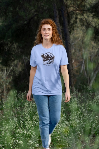 PSD mujer al aire libre con maqueta de camiseta