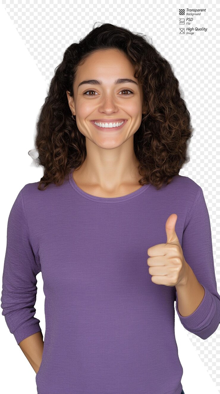 PSD una mujer alegre con una camisa púrpura dando un pulgar aislado en un fondo transparente perfecto para conceptos positivos y de aprobación