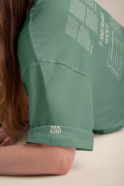 Mujer de alto ángulo posando con camiseta
