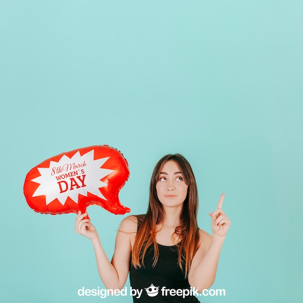 Mujer apuntando hacia arriba con mockup de globo de texto