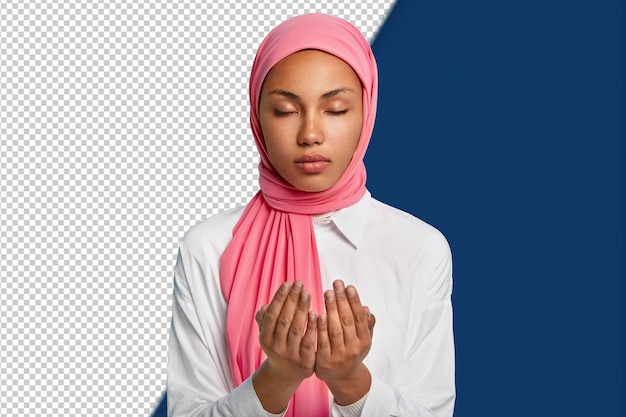 Mujer árabe fiel de piel oscura mantiene las manos en gesto de oración