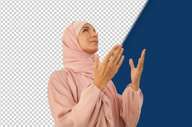 PSD mujer árabe islámica en hijab orando mientras mira hacia arriba en casa
