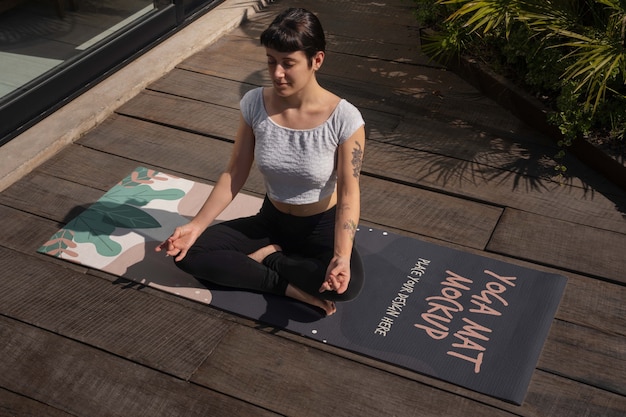 PSD mujer atlética con diseño de maqueta de colchoneta de yoga