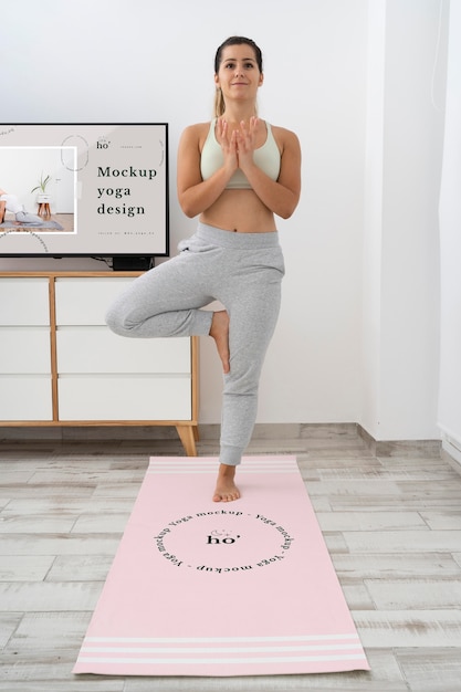 Mujer atlética haciendo yoga en casa