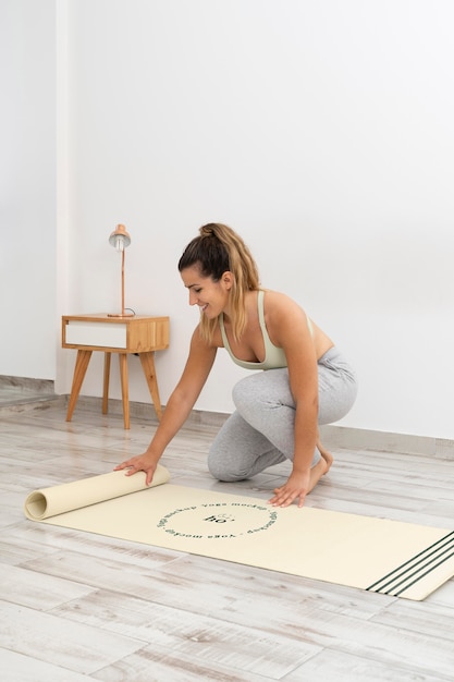 Mujer atlética haciendo yoga en casa