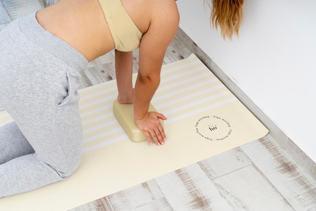 PSD mujer atlética haciendo yoga en casa