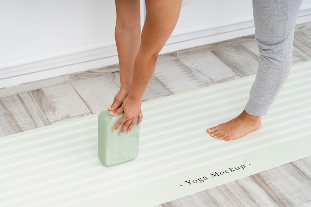 Mujer atlética haciendo yoga en casa