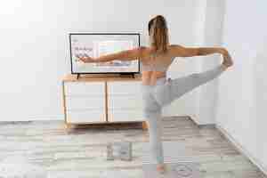 PSD mujer atlética haciendo yoga en casa