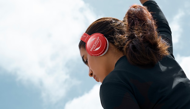 Mujer con auriculares fuera de ángulo bajo
