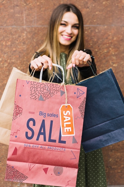 PSD mujer con bolsas de compra