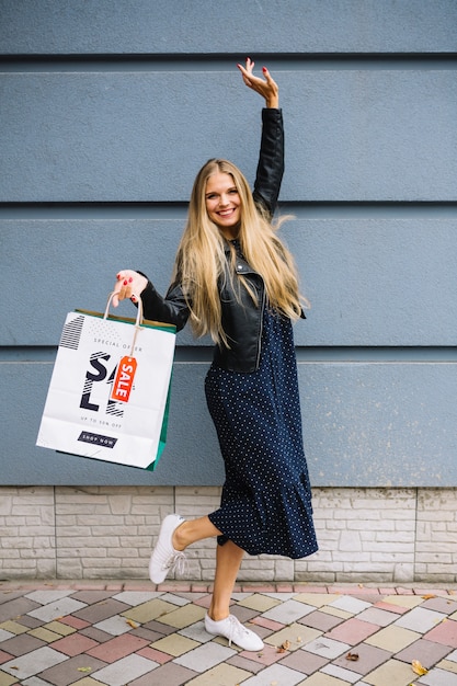 Mujer con bolsas de compras