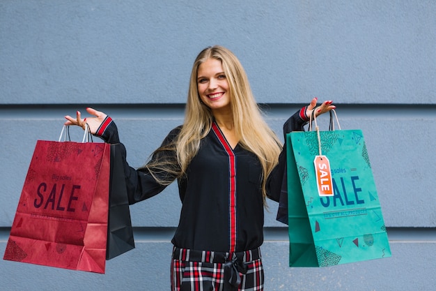 Mujer con bolsas de compras