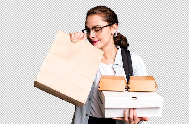 Mujer bonita adulta joven con cajas de comida rápida para llevar