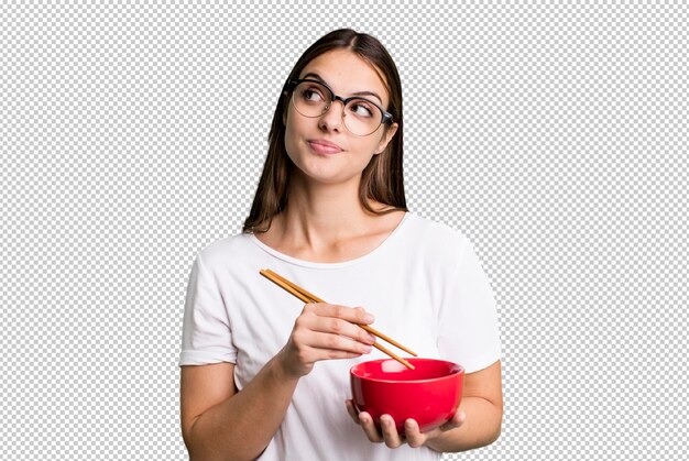 PSD mujer bonita joven con un bolw de ramen de fideos japoneses