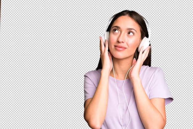 Mujer bonita joven escuchando música con sus auriculares