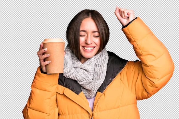 PSD mujer bonita joven con ropa de invierno y sosteniendo un café para llevar