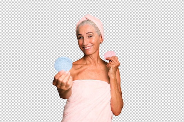 Mujer bonita senior de cabello gris con bata de baño belleza y concepto de maquillaje