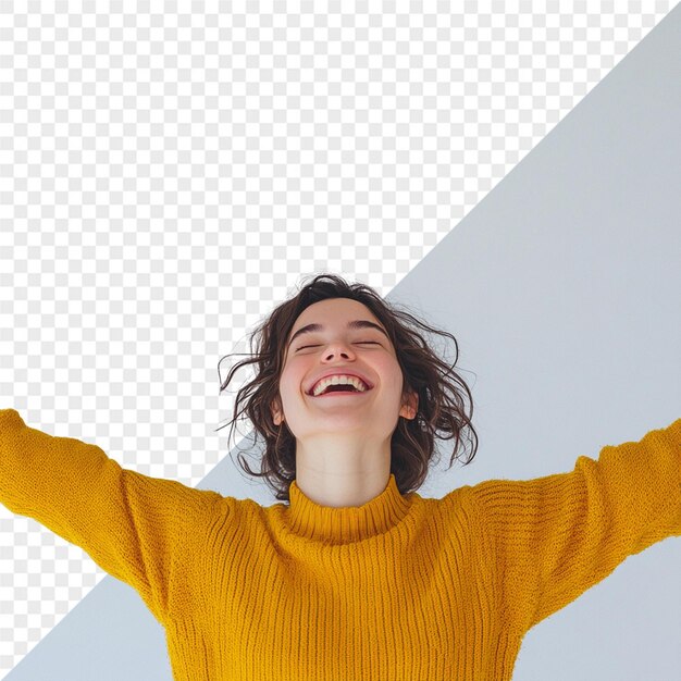 una mujer con los brazos en un suéter amarillo sonriendo