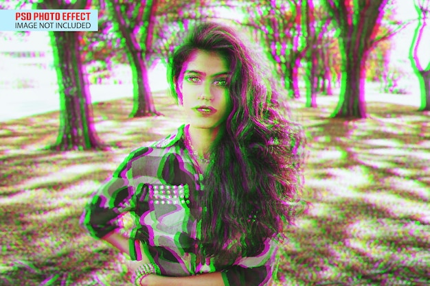 una mujer con cabello largo se encuentra en un bosque con árboles en el fondo