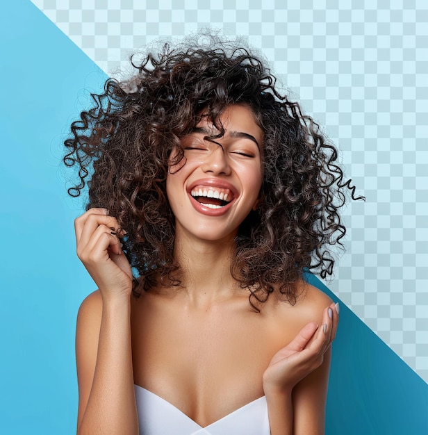 una mujer con cabello rizado sonríe frente a un fondo azul