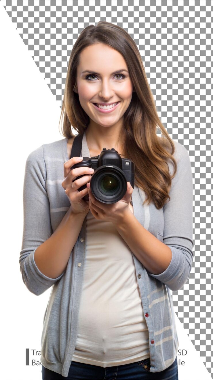PSD mujer con una cámara sonriendo y disfrutando de la fotografía