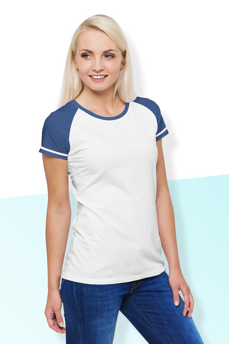 PSD mujer con una camiseta blanca con mangas azules y vaqueros