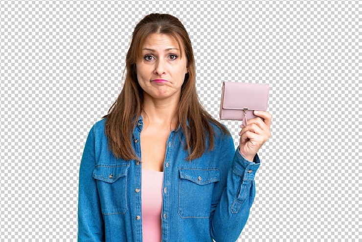 PSD mujer caucásica de mediana edad sosteniendo billetera sobre un fondo aislado con expresión triste
