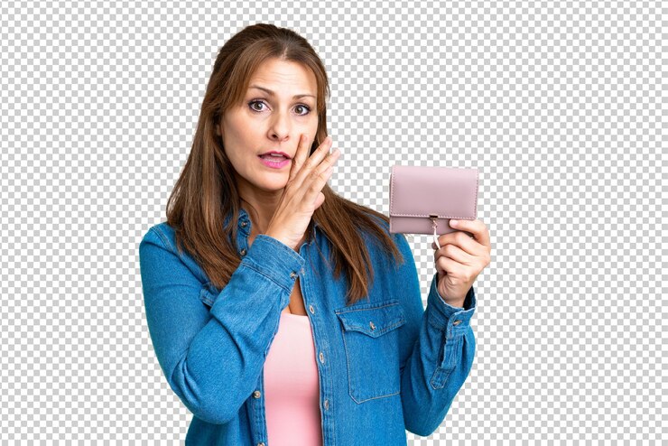 PSD mujer caucásica de mediana edad sosteniendo una billetera sobre un fondo aislado susurrando algo