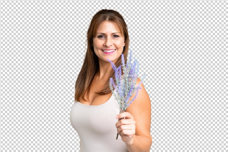 PSD mujer caucásica de mediana edad sosteniendo lavanda sobre un fondo aislado con expresión feliz