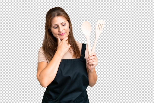 Mujer caucásica morena de mediana edad