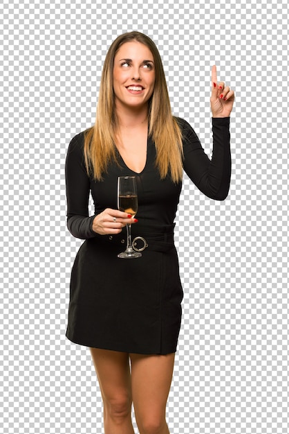 Mujer con champagne celebrando año nuevo 2019 con la intención de realizar la solución.