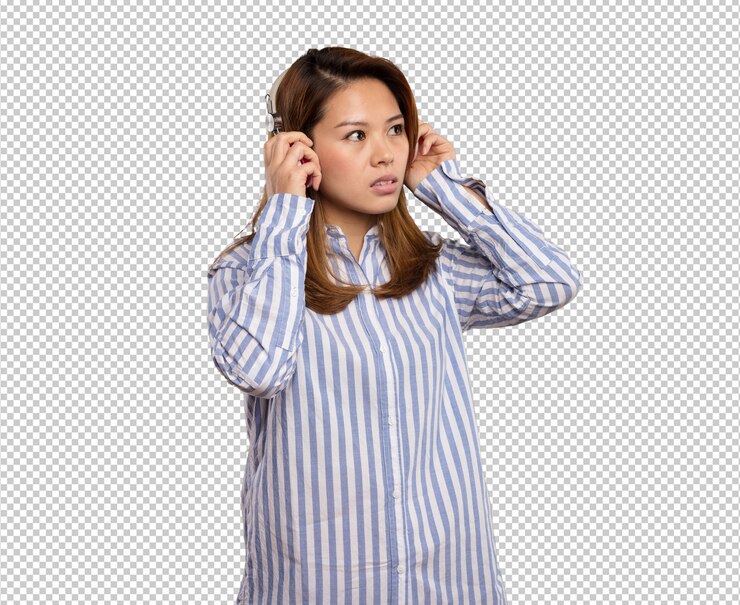 PSD mujer china escuchando música en auriculares
