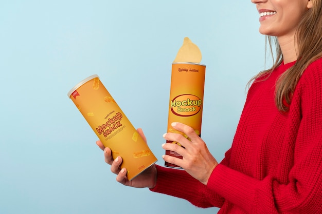 Mujer comiendo un delicioso bocadillo