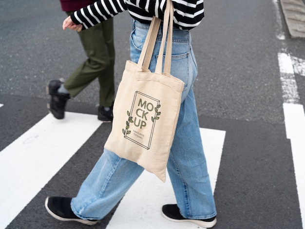 Mujer de compras con bolsas de tela