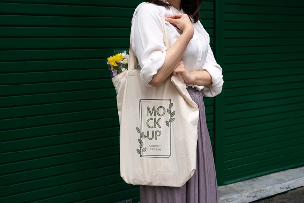 Mujer de compras con bolsas de tela