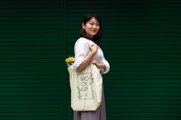 Mujer de compras con bolsas de tela